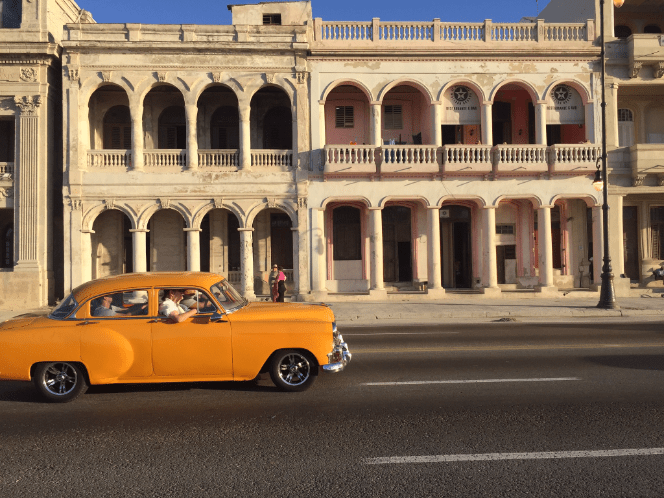 malecon-with-car